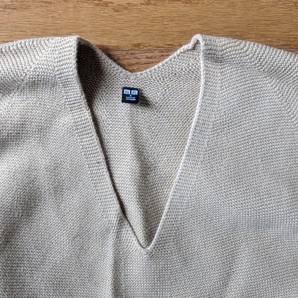 Uniqlo Sweater - Picture 2 of 2
